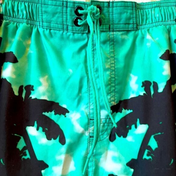 NIKE GREEN WITH BLACK PALM TREE BOARD SHORTS SIZE MEDIUM 10” EUC - Picture 1 of 4